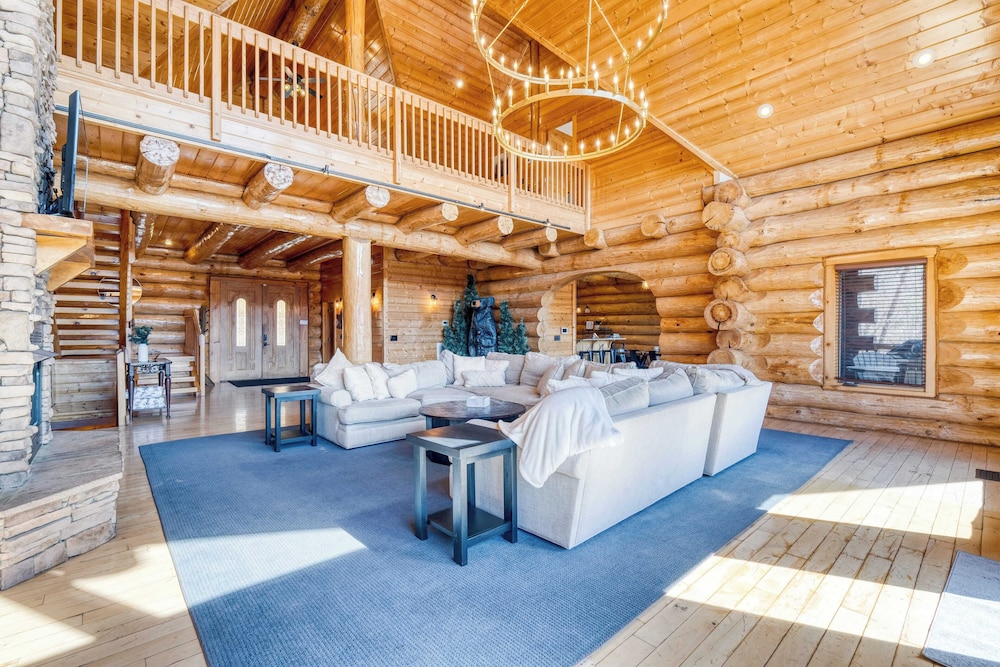 Pinnacle Chalet by Avantstay Luxury Cabin w/ Panoramic Views, Fireplace & Game Room