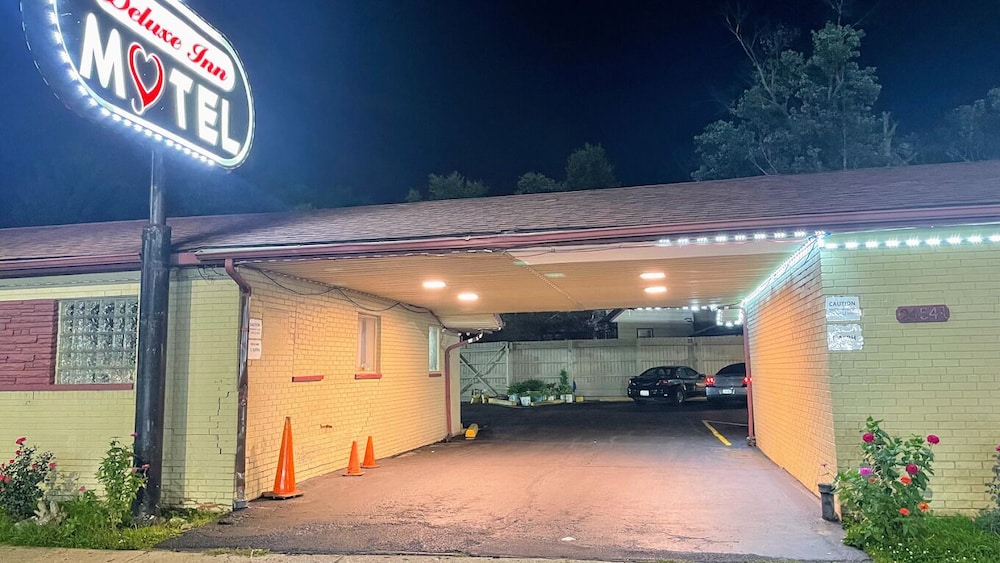Deluxe Inn Motel