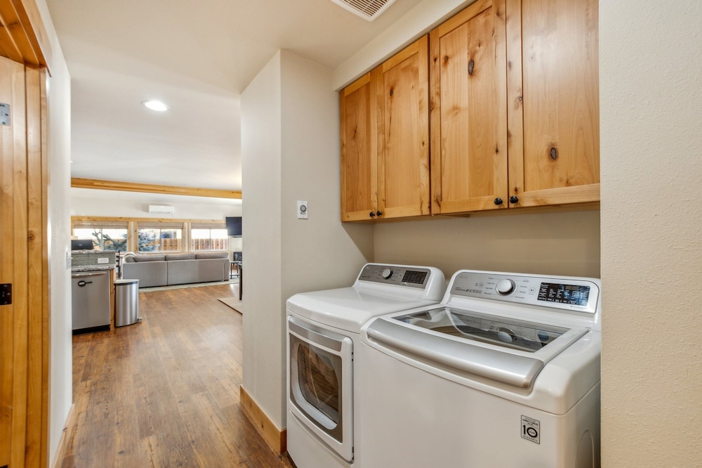 Mountain Retreat With Hot Tub, Game Room And Yard 3 Bedroom Home