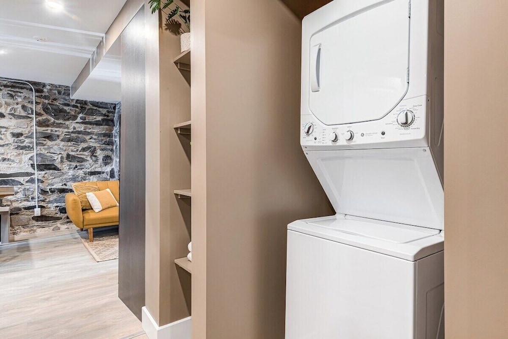 Beautiful Vieux Quebec 2 Bed Apt