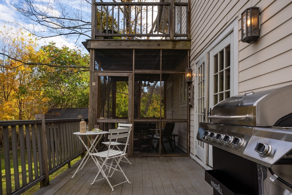 Cortland by Avantstay Charming Heritage Estate w Private Lake Pool
