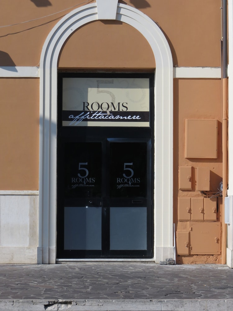 5 Rooms photo 1