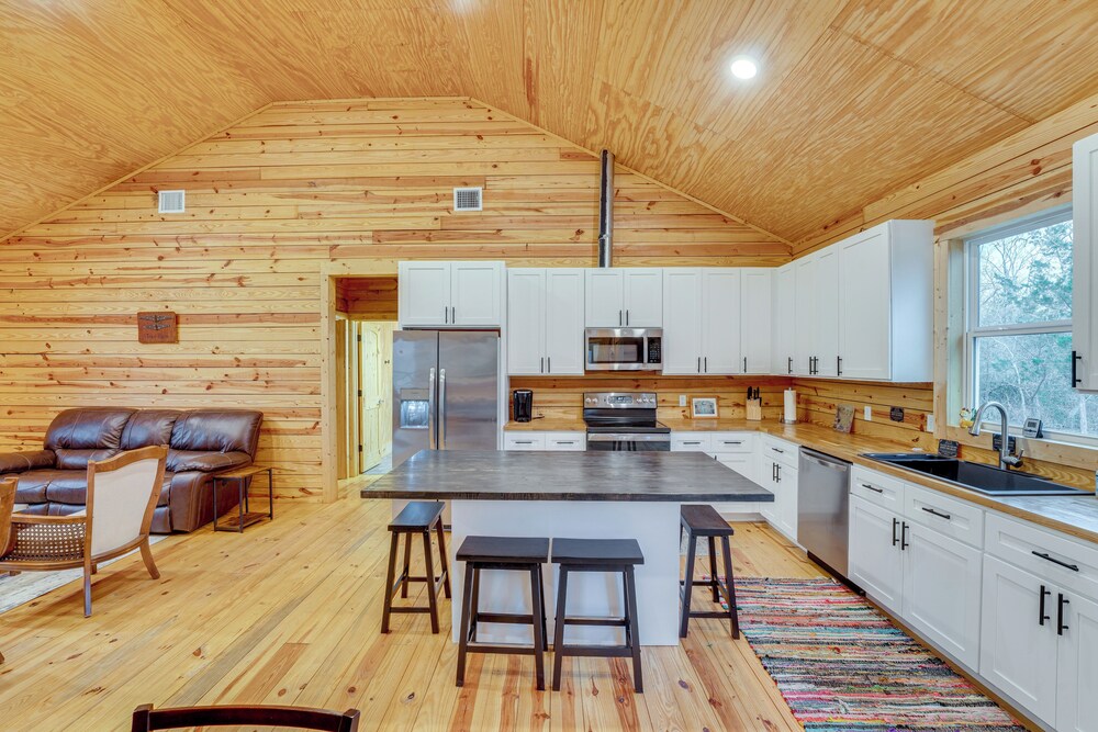 Private Deck & Forest Setting: Waelder Cabin!
