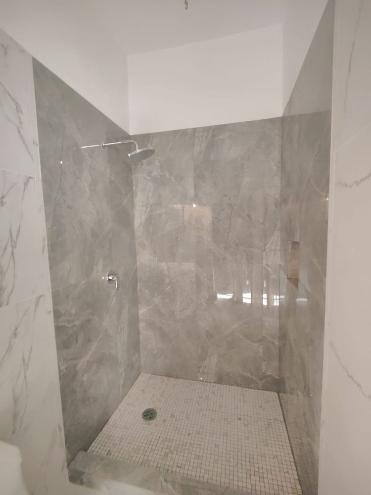 Beautiful 3bed 2bath new Home With Pool in Town