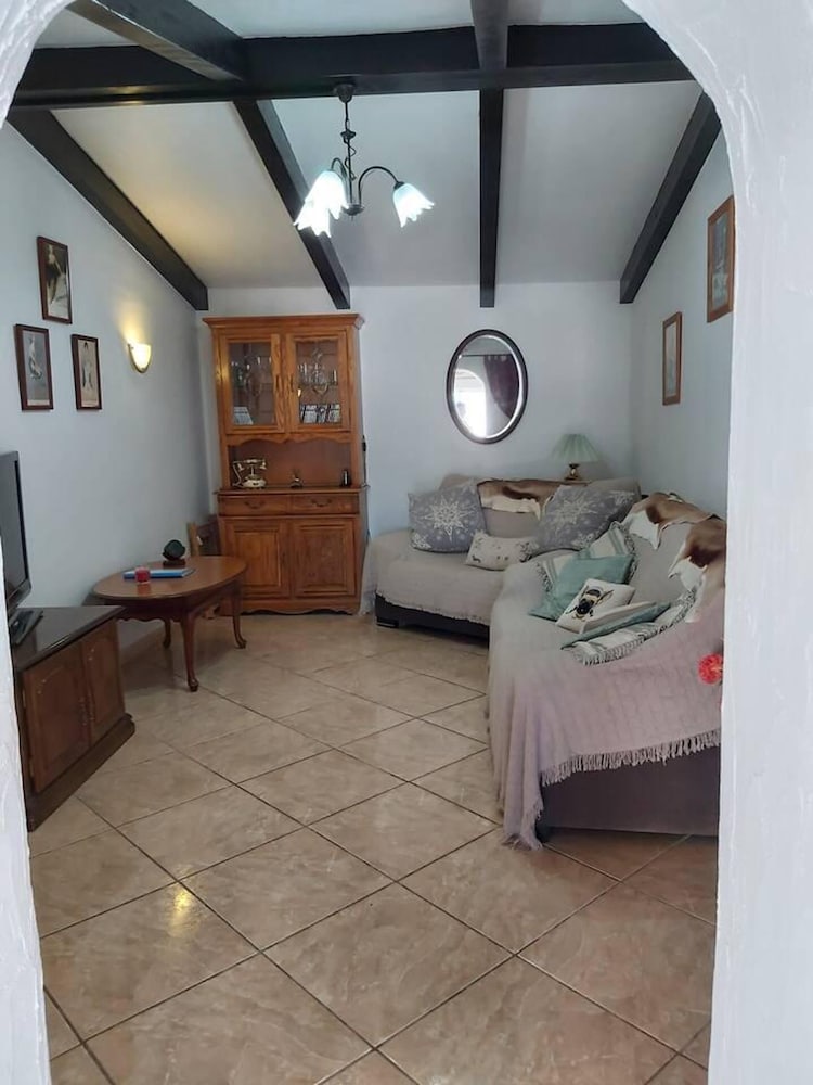2-bed Villa Sleeps 5 - Private Pool & Free Parking