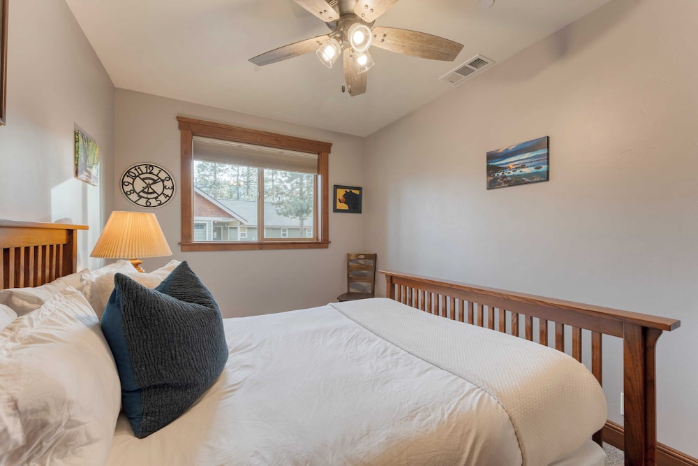 Denton by Avantstay Hot Tub, Deck w/ Fire Pit Near Skiing & Lake!
