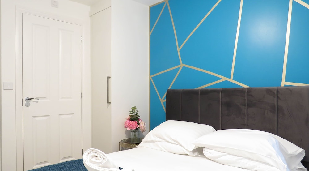 Tudors eSuites 3 Bedroom House & Garden view 4