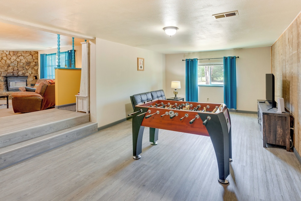 Valdez Home w/ Mountain Views, 11 Mi to Skiing!