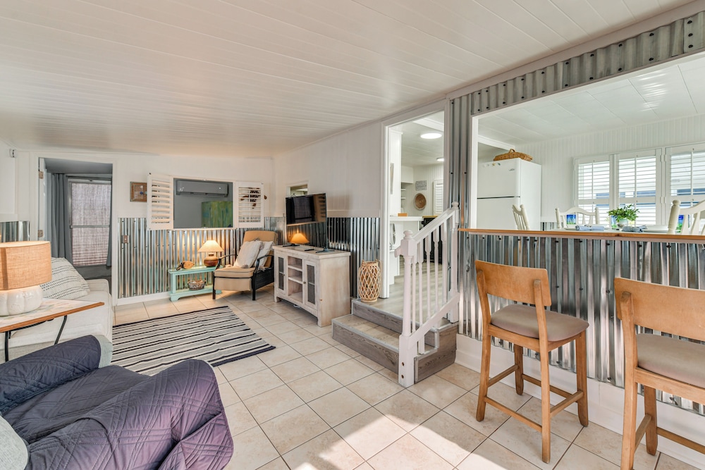 Screened-in Patio: Home 2 Mi to Cortez Beach!