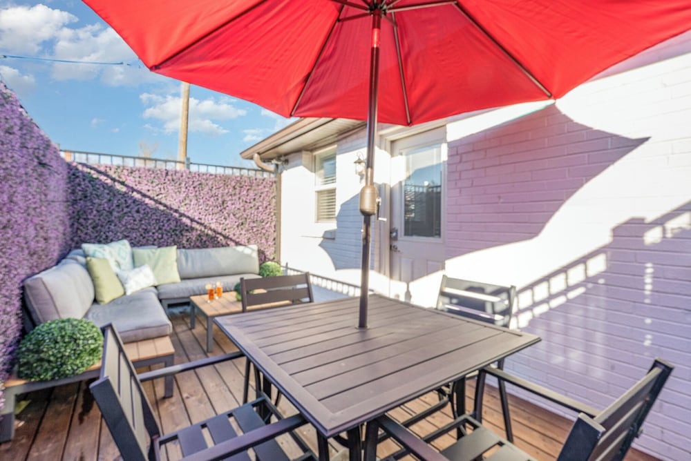 Urban Pearl-2 Bedroom & Private Patio-in Midtown
