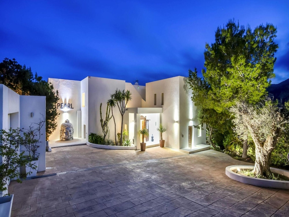 Beautiful Villa With Leisure Activities