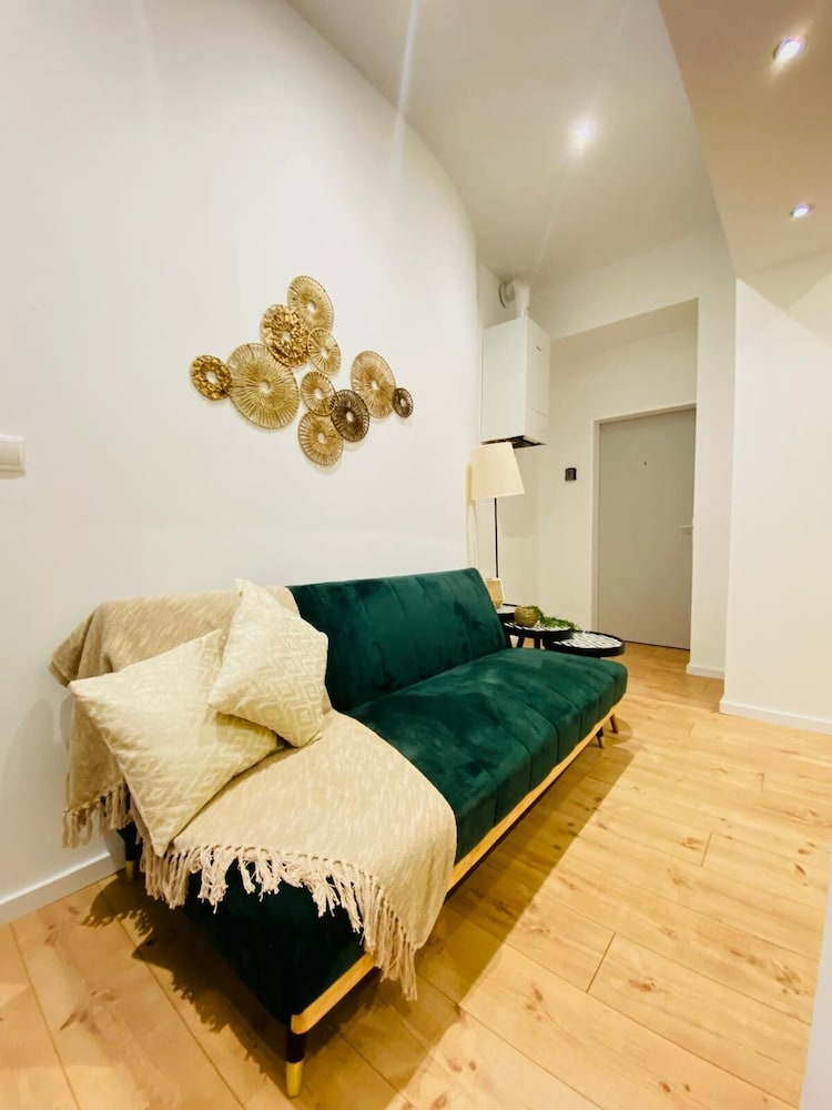 Comfy and Scenic 4BR Stay in Ottakring