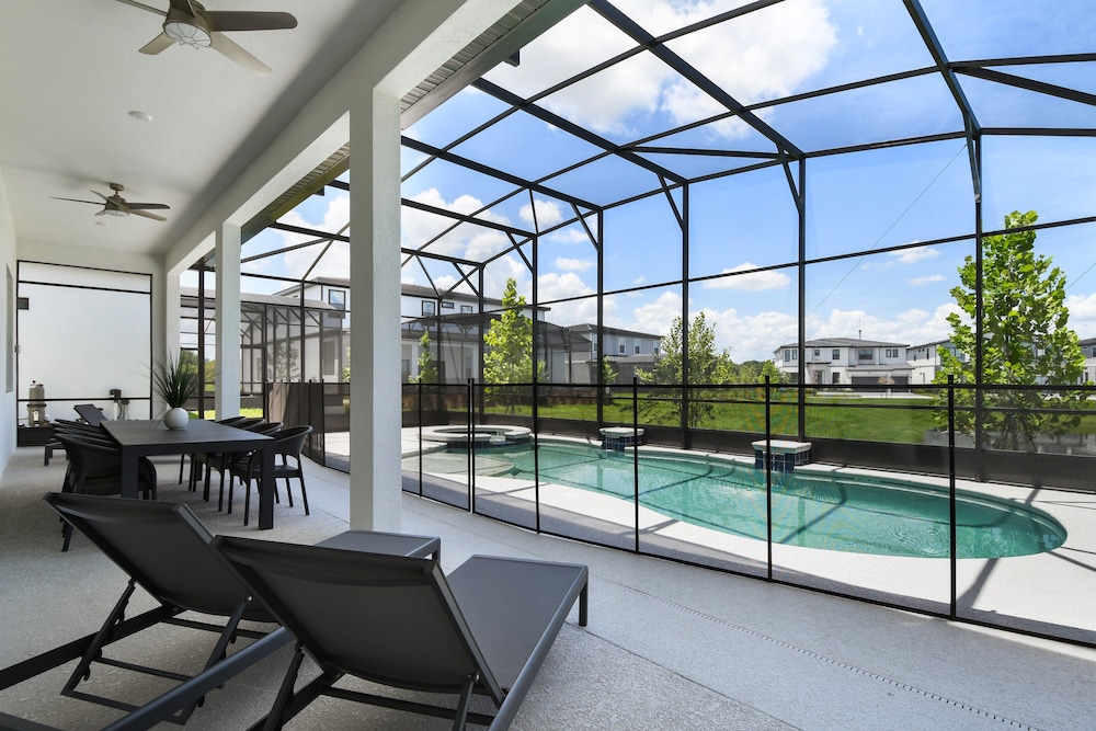 Luxurious 15br Villa With Lake View & Game/theater