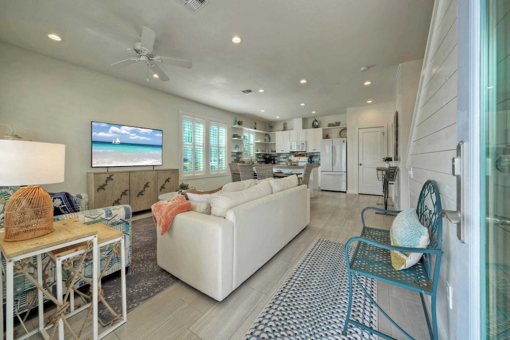 Sleeps 20 2 Homes in Mercer Village w/ Pool Heart of Old Town, Walkable