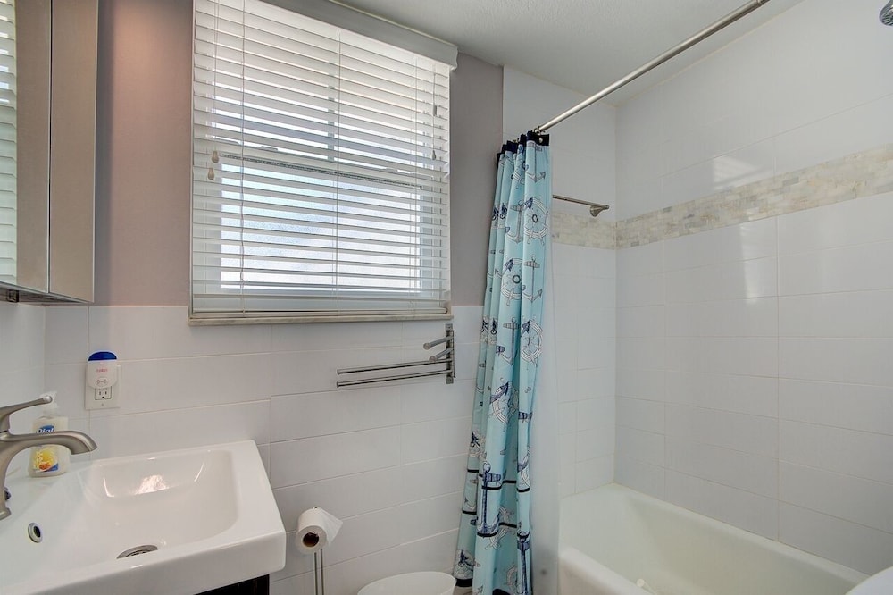 104 Clearwater Beach Suites 1 Bedroom Condo by RedAwning view 4