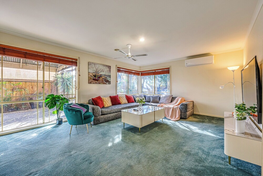 StayAU Family Retreat w/Pool Table in Cranbourne