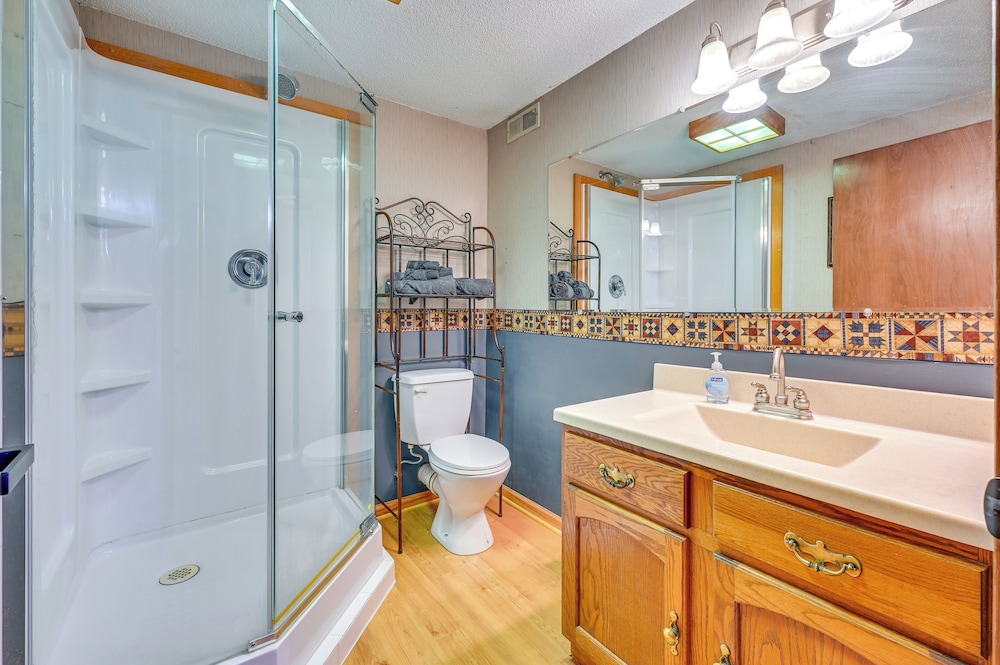 Walk to Saylorville Lake: Spacious Home w/ Deck!