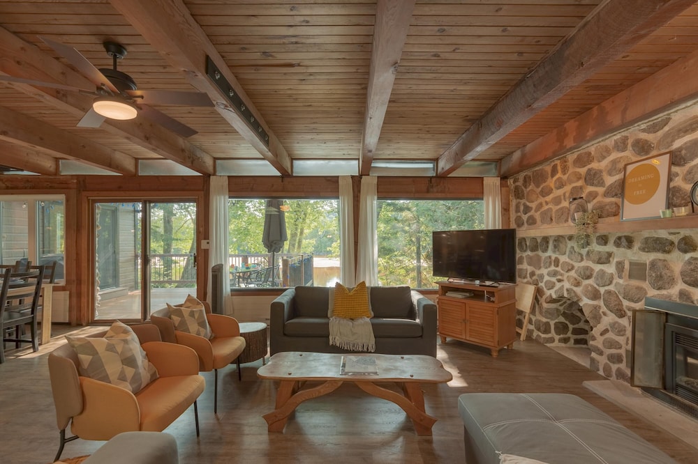 The Phoenix - Riverside Chalet With Beach