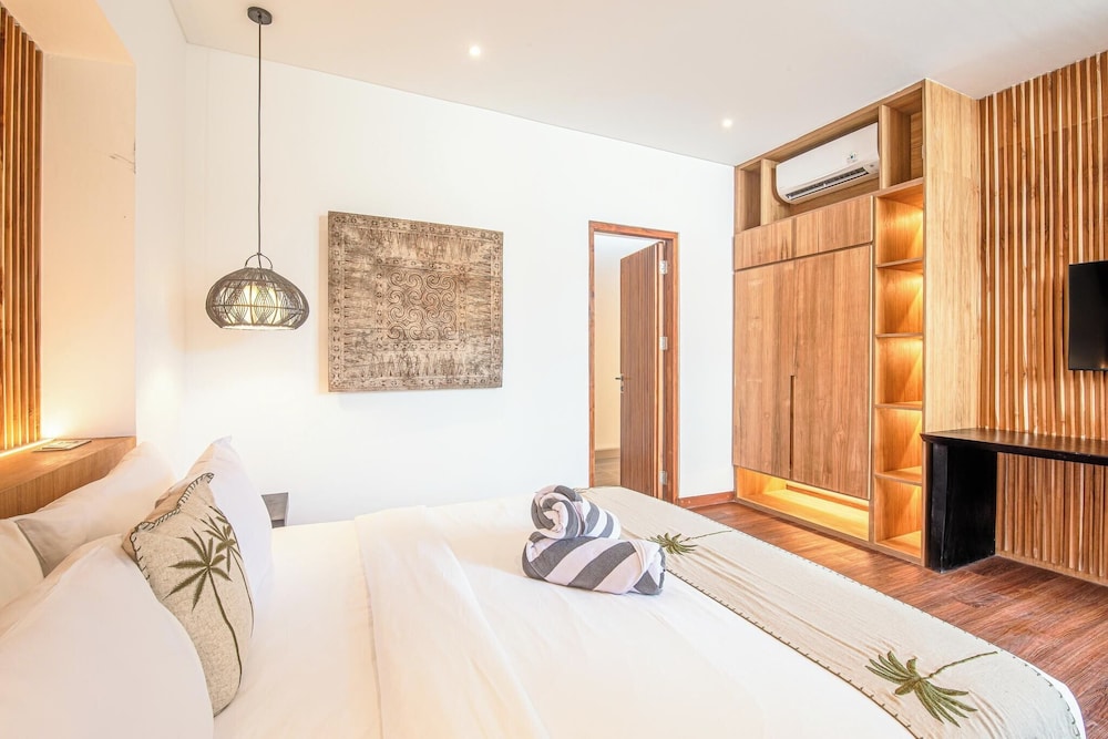Elegant 6BR Canggu Retreat Just 400m to the Ocean