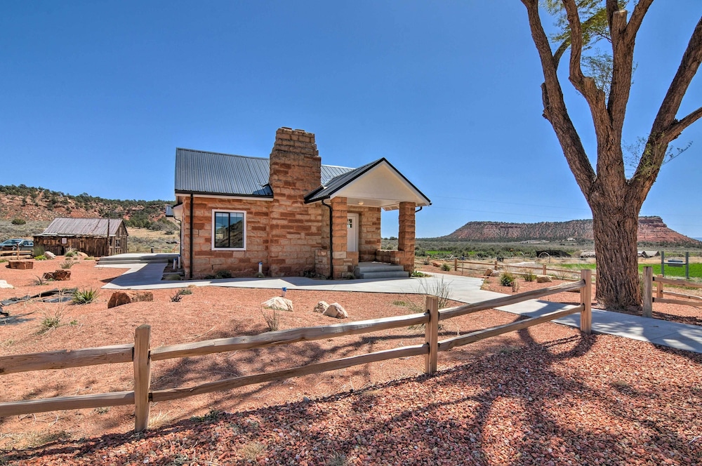 Modern Ranch House w/ Fire Pit & Valley Views