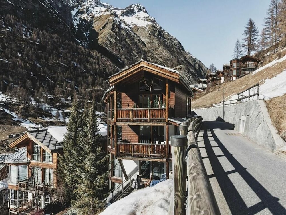 Charming 4-bedroom Apartment in the Heart of Zermatt