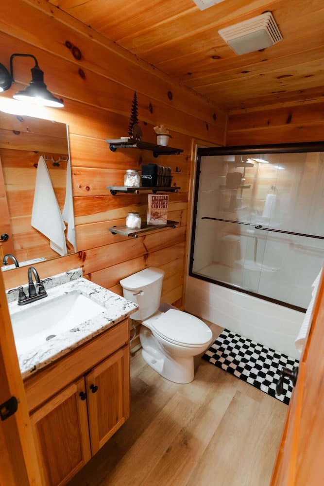 Sleeps 16! Luxury Cabin With Game Room & Hot Tub