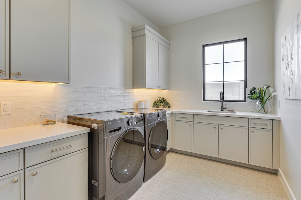 Near Golf - Gem w/ Funished Patio in Chandler!