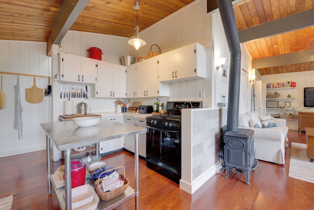 2 Blocks to Puget Sound Beach: Lummi Island Home