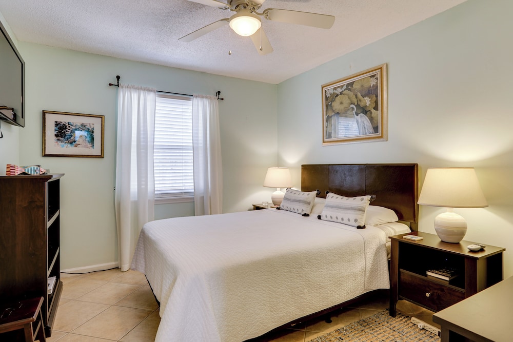 4 Mi to St Simons Beach: Home w/ Furnished Deck