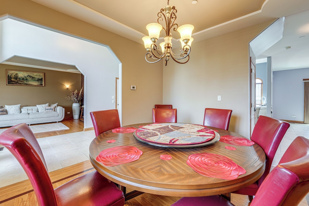 Game Room & Deck: Family Home in Chicago Area!