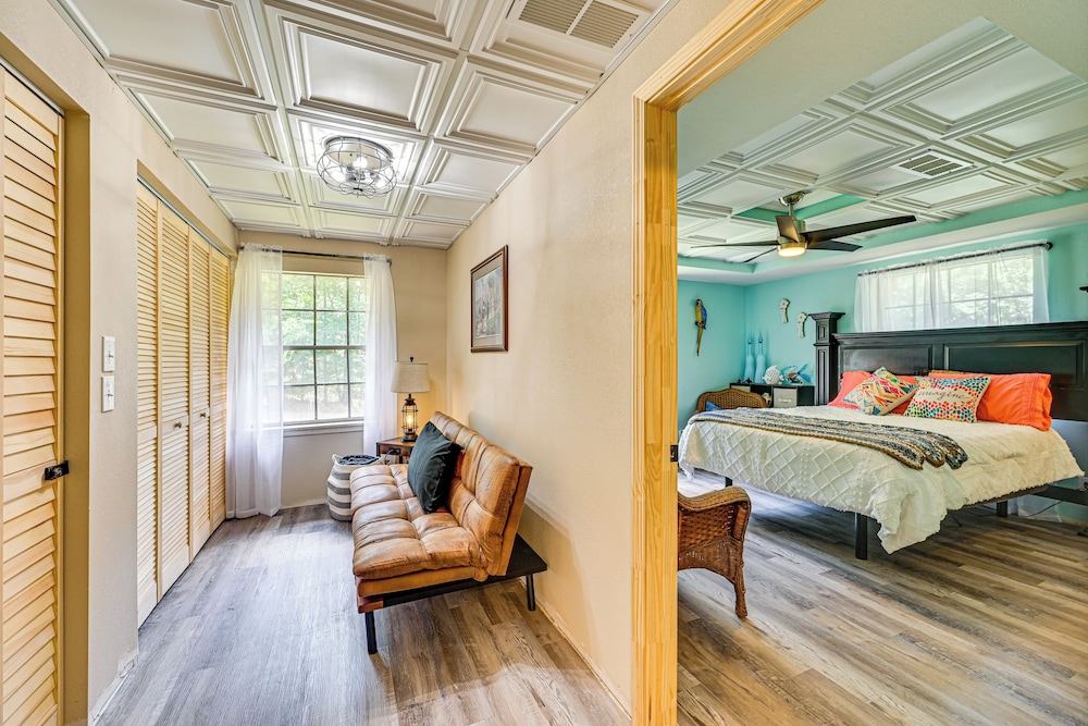 Easy I-30 Access: Cozy Texarkana Apt w/ Essentials