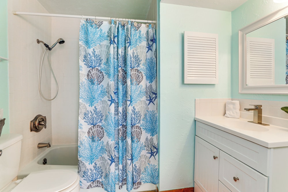 Steps to Beach: Bradenton Beach Condo w/ Deck