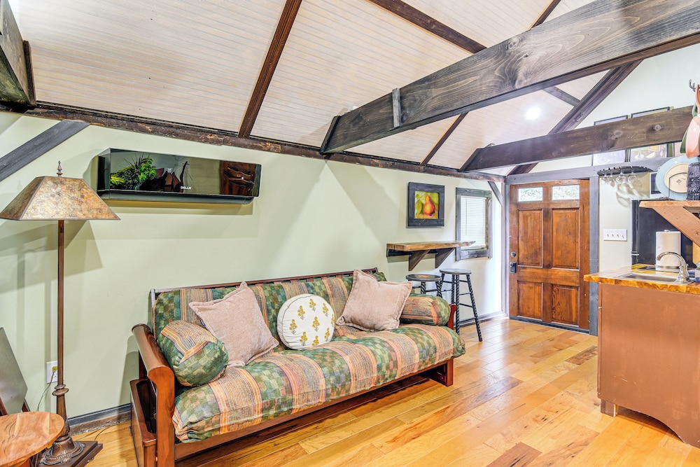 Creekside Milford Studio w/ Gas Grill + Mtn Views!