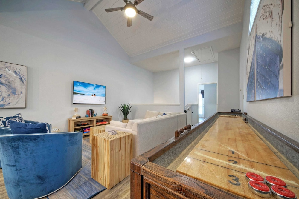 Sleeps 29, 3 Homes Beachside Resort Pool, Walk to the Beach