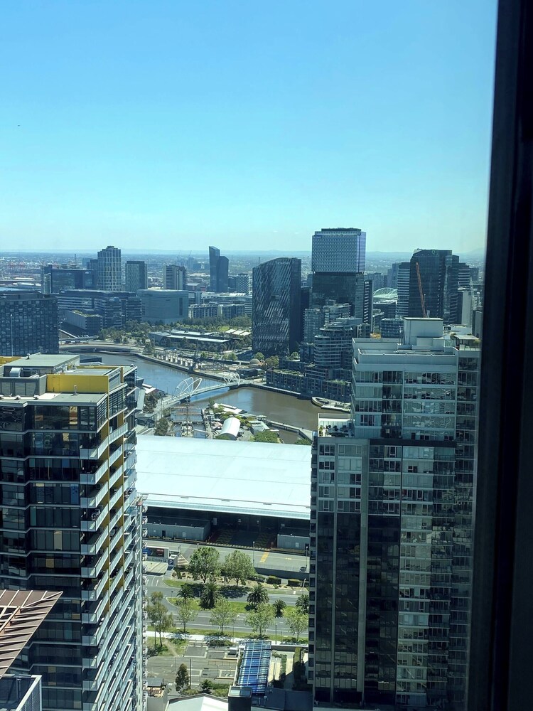 Southbank 2BR High City Views Enjoy Wine, Gym, Pool, Wifi