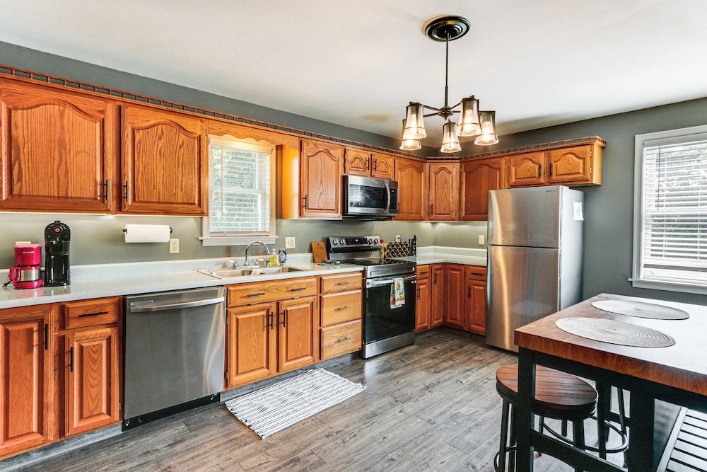 Walk to Town: Charming Unit w/ Balcony in Bedford!
