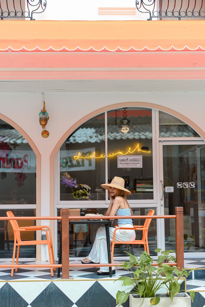 Side Walk Boutique Hotel