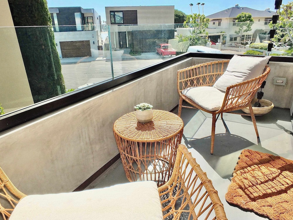 Naples Luxury Retreat - 3 BDR Stay for 6 With Rooftop Patio
