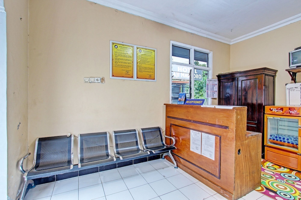 OYO 92287 Hotel Aji Mantoro