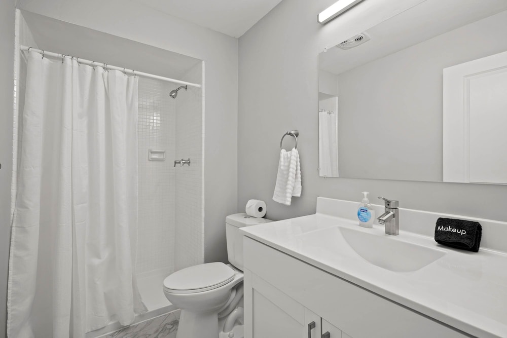 Family Friendly 2BR 2BA in the City