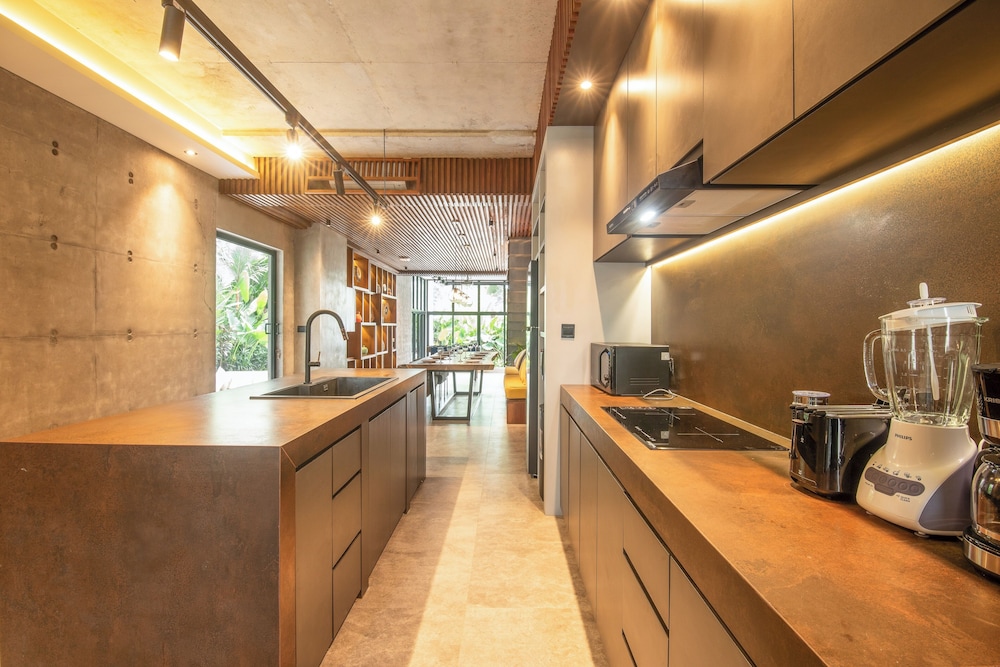 Robyn s Villa New Modern 4 BR Villa Canggu