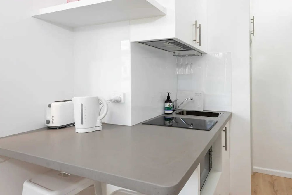 Lovely Studio With Free Parking in East Melbourne!