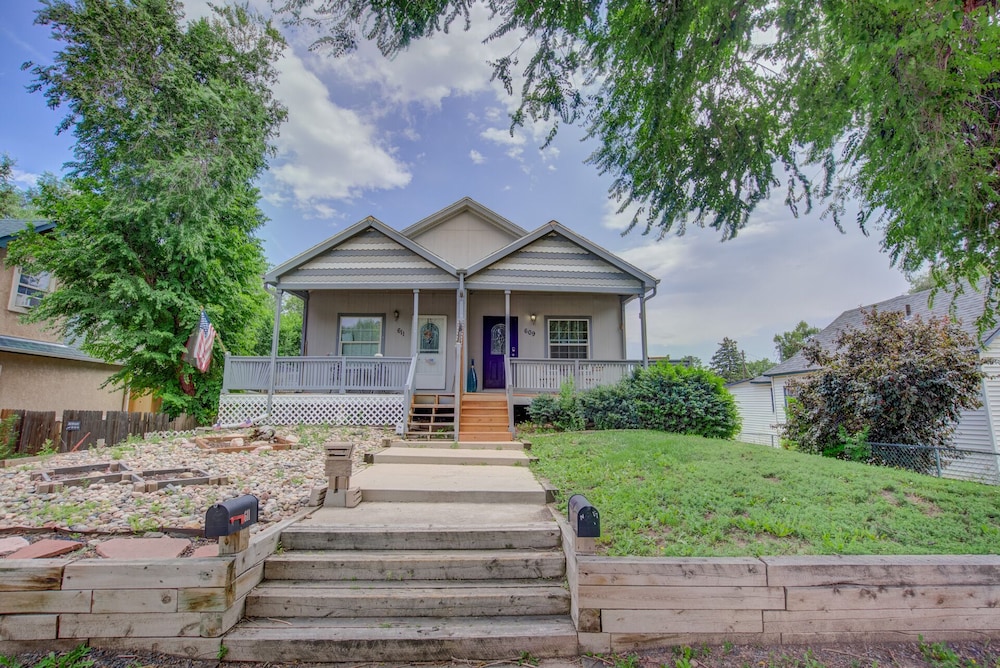 Pet-friendly 4 BR Family Stay Near Downtown view 4