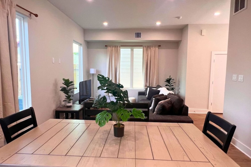 Gated 3BR Home 10 Mins Downtown