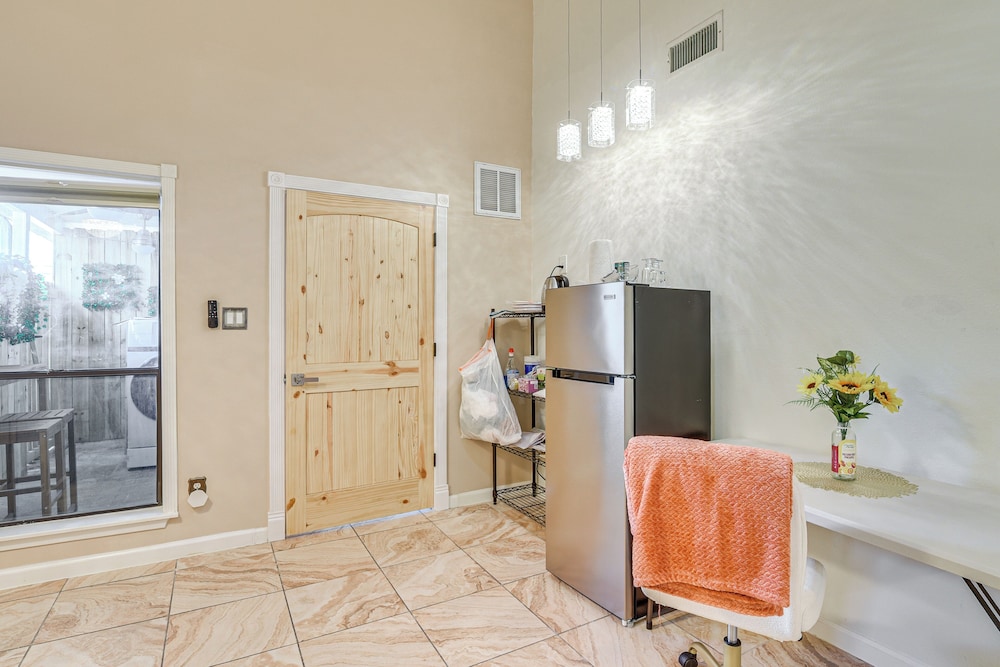 Shop & Explore: Duplex Unit 8 Mi to NRG Stadium!