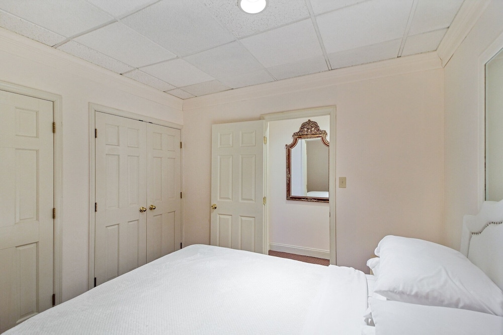 Tranquil Getaway In Gated Community - Free Wifi And Laptop-friendly Workspace 1 Bedroom Condo by Redawning view 2