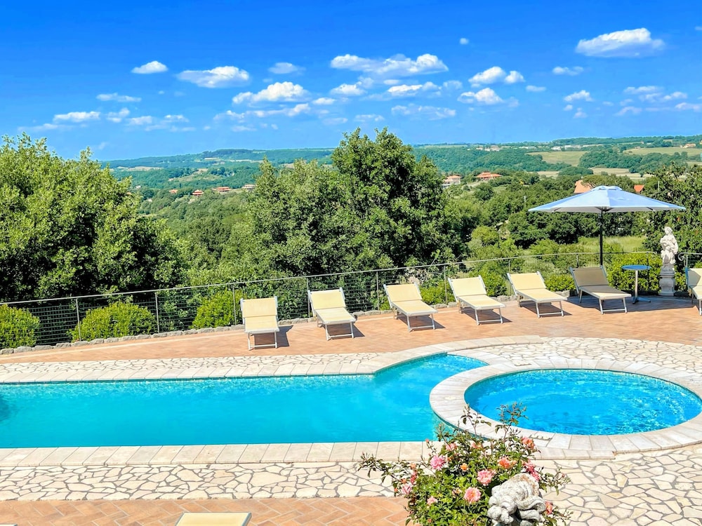 Charming Villa in Umbria - Sleeps 16 - Lake View - Pool, Jacuzzi and Events Room