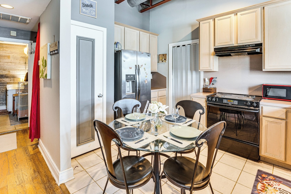 Walk to Corpus Christi Bay: Loft w/ Shaded Parking