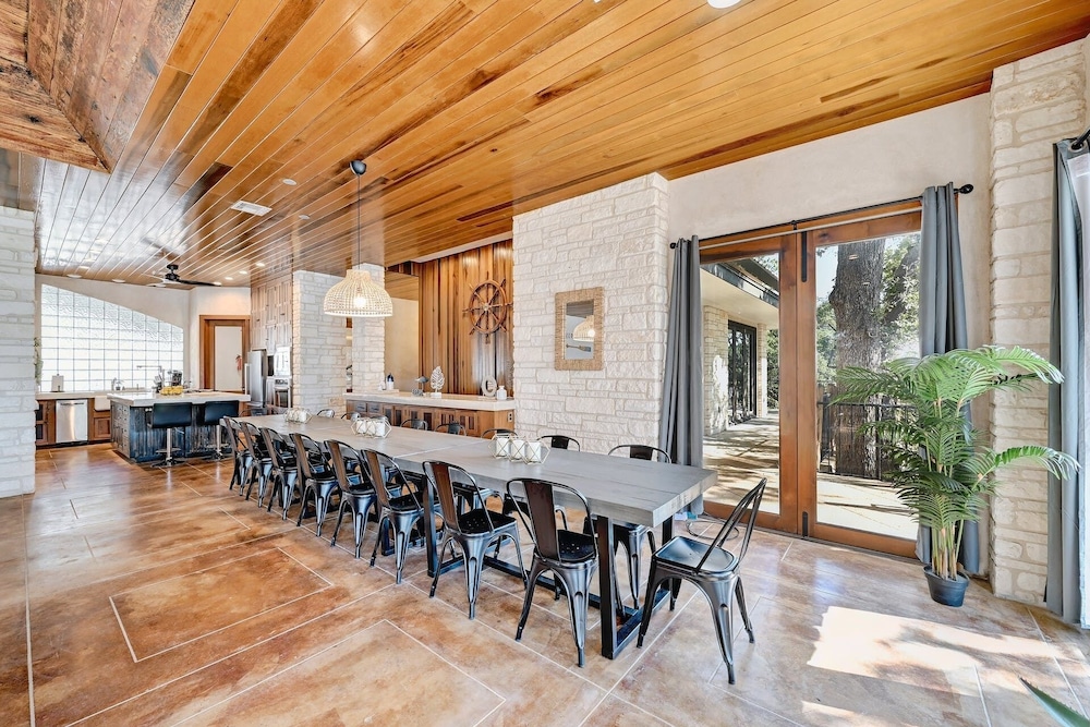 Luxury Lakefront Escape on Lake Travis