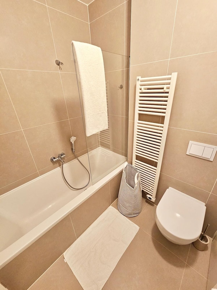 Cozy one bedroom with convenient parking